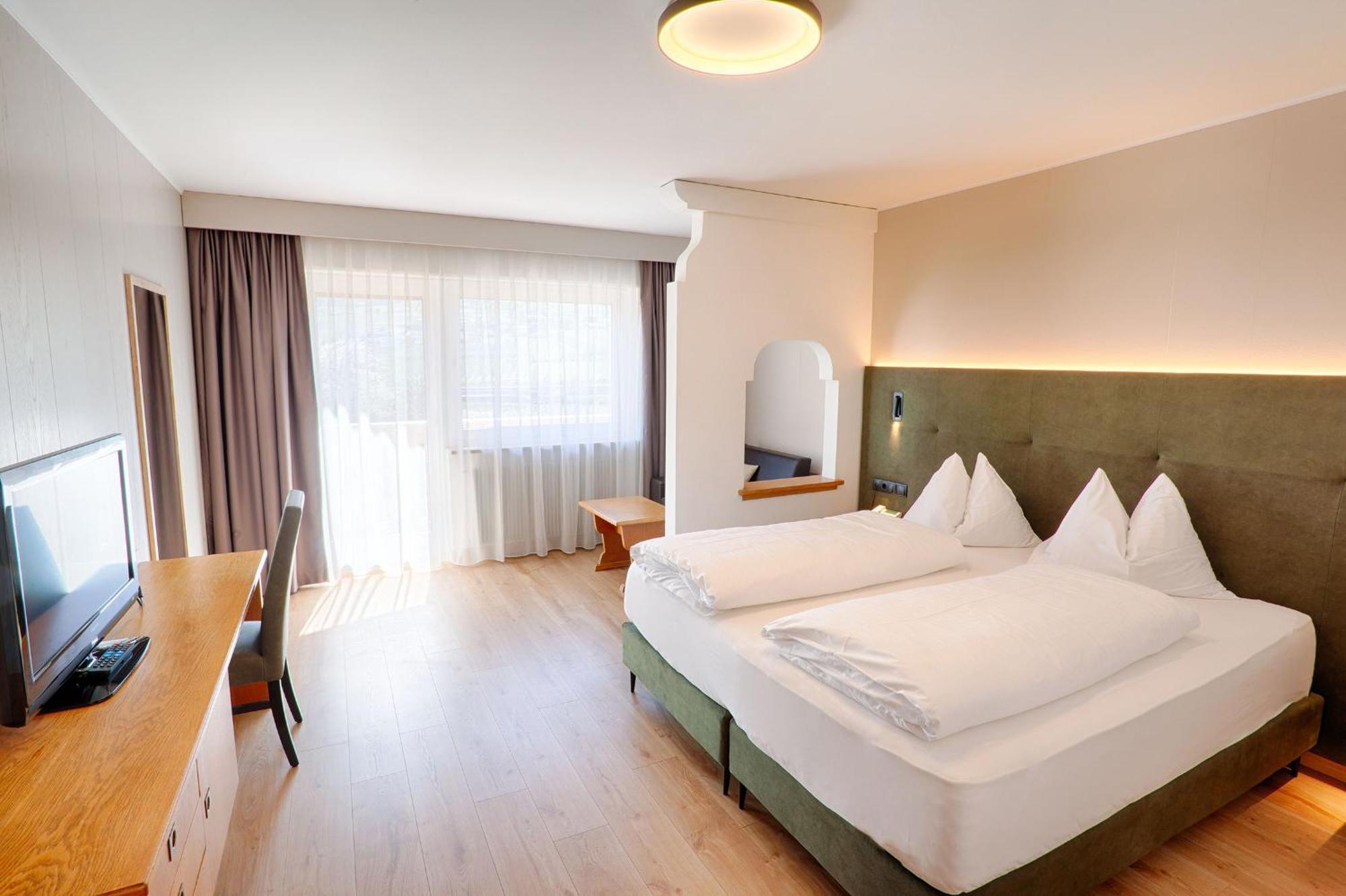 Hotel Lamm Naturns Exterior photo